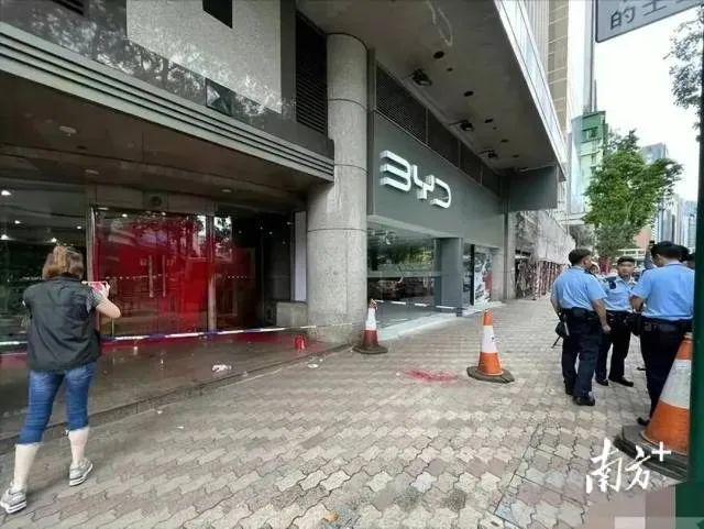 关注丨歹徒嚣张！比亚迪香港4间店铺遭泼红漆、撞闸门！代理商：不是一般寻仇(图2)