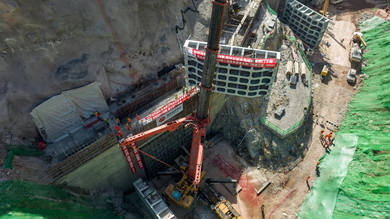 黄河上游在建最大装机水电站完成尾水出口闸门下闸